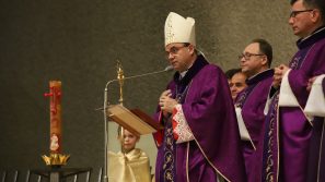 Bp Robert Chrząszcz w czasie liturgii stacyjnej: Trzeba nam przylgnąć do Ewangelii