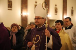Bp Damian Muskus podczas liturgii stacyjnej: Wielki Post to czas uważnego spoglądania na krzyż