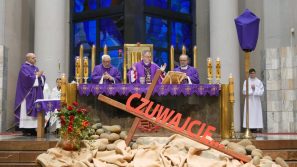 Bp Robert Chrząszcz podczas liturgii stacyjnej: Patrzmy w stronę krzyża, który jest znakiem miłości