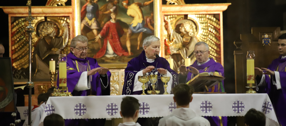 Bp Jan Zając podczas liturgii stacyjnej: Wielki Post jest czasem miłości miłosiernej