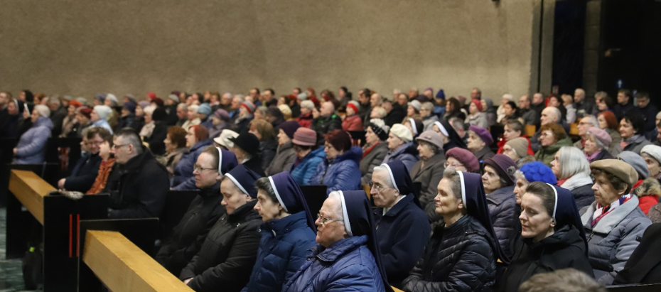 Bp Robert Chrząszcz w czasie liturgii stacyjnej: Trzeba nam przylgnąć do Ewangelii