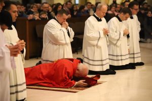 Liturgia Męki Pańskiej w sanktuarium św. Jana Pawła II w Krakowie: O niezmiennej miłości Boga do człowieka