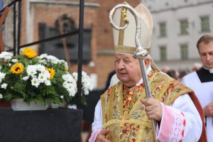 Kard. Stanisław Dziwisz: Godzi się dziś w sercu historycznego Krakowa świadczyć publicznie o świętości św. Jana Pawła II
