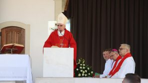 Abp Marek Jędraszewski do młodych w Fatimie: Głośmy całemu światu, że tylko w Chrystusie jest zbawienie