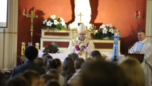 Bp Robert Chrząszcz do dzieci: Gdy nadchodzi Jezus i Jego światło, czujemy się bezpieczni