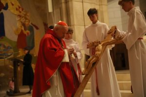 Wielki Piątek w papieskim sanktuarium: Syn Boży wziął na siebie największą chorobę ludzkości i wyleczył ją najbardziej gorzkim lekarstwem