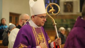 Bp Robert Chrząszcz w czasie liturgii stacyjnej: Prawdziwa wolność pochodzi od Boga