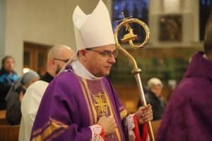 Bp Robert Chrząszcz w czasie liturgii stacyjnej: Prawdziwa wolność pochodzi od Boga