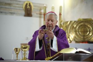 Bp Jan Zając w czasie liturgii stacyjnej: Jezus jest pierwszym i ostatnim znakiem