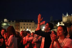 Bp Robert Chrząszcz podczas uwielbienia na krakowskim Rynku: W blasku Eucharystycznego Chleba możemy znaleźć prawdziwą miłość