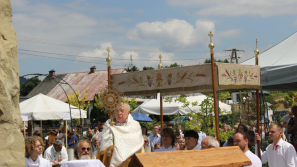 Msza św. dziękczynna za dar beatyfikacji ks. Michała Rapacza na Skwerze Pamięci w Lubniu