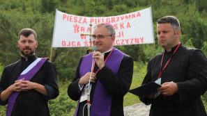 Bp Robert Chrząszcz do pielgrzymów: Bóg chce nas ochronić, okryć swą łaską i miłością