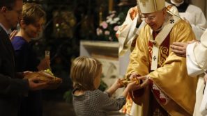 Abp Marek Jędraszewski do małżonków: Niech Domowy Kościół umacnia się wciąż w dobrym, chrześcijańskim życiu rodzinnym