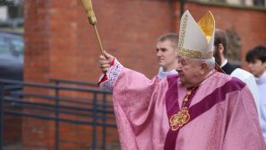 Poświęcenie drogi krzyżowej przy sanktuarium Matki Bożej Pani Myślenickiej