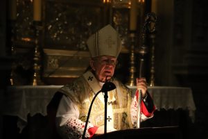 Abp Marek Jędraszewski podczas rorat na Wawelu: Wszyscy są wezwani do Światłości
