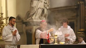 Bp Robert Chrząszcz w czasie liturgii stacyjnej w kolegiacie św. Anny: Czasem musimy zrezygnować z własnych oczekiwań, by pozwolić Panu Bogu zadziałać w naszym życiu