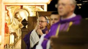 Bp Damian Muskus OFM w czasie liturgii stacyjnej: Pan zaprasza nas wszystkich do przemiany