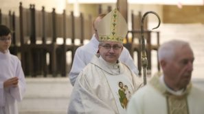 Bp Damian Muskus OFM podczas liturgii stacyjnej: Nie musimy się bać, ponieważ Bóg jest pośród nas i nad wszystkim panuje