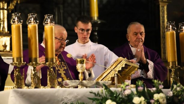 Kard. Stanisław Dziwisz podczas liturgii stacyjnej w bazylice Mariackiej: Porządkując nasze wnętrze, budujemy w tym skłóconym świecie cywilizację miłości