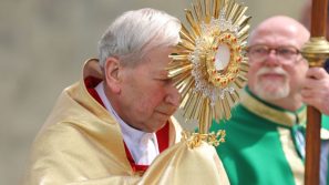 Bp Jan Zając w czasie odpustu Emaus: Słowo Boże i Eucharystia to dwa źródła niezawodnej nadziei