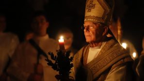 Abp Marek Jędraszewski podczas Wigilii Paschalnej w katedrze na Wawelu: Chryste Zmartwychwstały, pozwól Twoją obecność w nas uwidaczniać w historii każdego dnia naszego życia