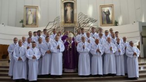Abp Marek Jędraszewski pobłogosławił 33 nowych Nadzwyczajnych Szafarzy Komunii Świętej w Archidiecezji Krakowskiej