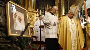 Kard. Stanisław Dziwisz na Wawelu: Chociaż jesteśmy zasmuceni, wyrażamy przede wszystkim wdzięczność Bogu za papieża Franciszka