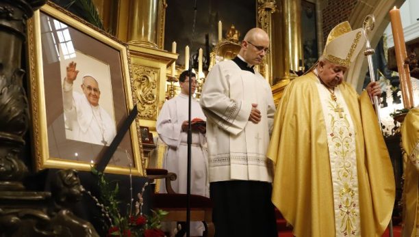 Kard. Stanisław Dziwisz na Wawelu: Chociaż jesteśmy zasmuceni, wyrażamy przede wszystkim wdzięczność Bogu za papieża Franciszka