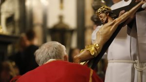 Abp Marek Jędraszewski w Wielki Piątek w katedrze na Wawelu: Dajmy się przyciągnąć przez Prawdę i do Prawdy, która pragnie nas wyzwolić i uczynić prawdziwie wolnymi
