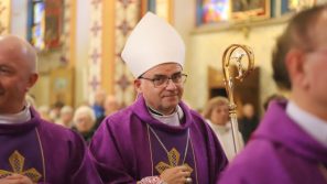 Bp Robert Chrząszcz podczas liturgii stacyjnej: Jezus ukazuje prawdziwy sens cierpienia sprawiedliwych
