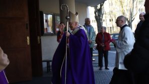 Abp Marek Jędraszewski podczas obchodów 65. rocznicy obrony Krzyża Nowohuckiego: Cierpienie i ból obrońców krzyża to dla nas wielkie zobowiązanie, by tylko w krzyżu widzieć zbawienie
