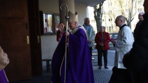 Abp Marek Jędraszewski podczas obchodów 65. rocznicy obrony Krzyża Nowohuckiego: Cierpienie i ból obrońców krzyża to dla nas wielkie zobowiązanie, by tylko w krzyżu widzieć zbawienie