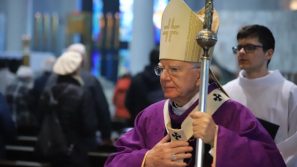 Abp Marek Jędraszewski w czasie liturgii stacyjnej: Jeśli będziemy razem z Jezusem w dziele cierpienia zbawczego, przyczynimy się do szczęścia wiecznego innych