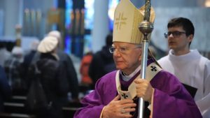 Abp Marek Jędraszewski w czasie liturgii stacyjnej: Jeśli będziemy razem z Jezusem w dziele cierpienia zbawczego, przyczynimy się do szczęścia wiecznego innych