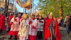 Bp Robert Chrząszcz podczas rezurekcji w Kalwarii Zebrzydowskiej: Żyj, jak człowiek światłości!