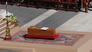 Kard. Giovanni Battista Re: Kochany Papieżu Franciszku, teraz my prosimy Ciebie, abyś modlił się za nas i z nieba błogosławił Kościół