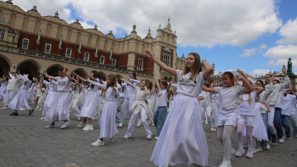 „Chcemy Was zachęcić do modlitwy za papieża Franciszka, ale też życia tym, o czym on mówił – radością Ewangelii i miłosierdziem”. 15. Róża dla Jezusa Miłosiernego