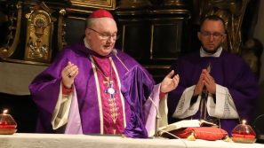 Bp Janusz Mastalski podczas liturgii stacyjnej w kościele św. Wojciecha na krakowskim Rynku Głównym: Miłość nadaje sens decyzjom