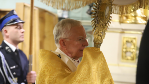 Abp Marek Jędraszewski w Krzęcinie: Gest Matki Bożej, wskazujący na Pana Jezusa, musi dla Was pozostawać jednoznaczny