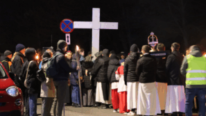 Bp Robert Chrząszcz na zakończenie 20. Nowohuckiej Drogi Krzyżowej: Niech Wasze życie będzie świadectwem, że warto iść za krzyżem i mieć w swoim sercu wiarę