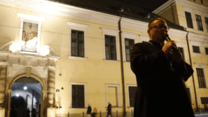 Kard. Grzegorz Ryś pod Oknem Papieskim w 21. rocznicę śmierci św. Jana Pawła II: Bardzo, bardzo Wam dziękuję, że pamiętacie, że jesteście