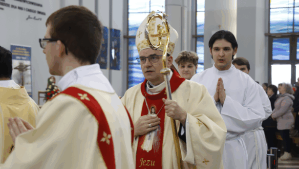 Bp Robert Chrząszcz do młodych w Łagiewnikach: Nie bójcie się być tym pokoleniem, które całym życiem powie „Bóg mój i Pan mój”