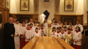 Kard. Stanisław Dziwisz podczas Mszy Wieczerzy Pańskiej w Sanktuarium św. Jana Pawła II w Krakowie: Wszystko, co stanowi o naszej godności i jest dla nas najcenniejsze, ma swe źródło w miłości Boga