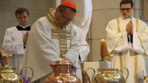 Kard. Grzegorz Ryś w czasie Mszy Krzyżma Świętego: Bóg z niewolników robi kapłanów