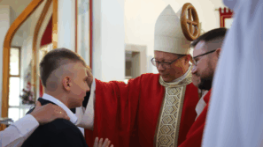Kard. Grzegorz Ryś podczas bierzmowania w parafii św. Karola Boromeusza w Krakowie: Jeśli Jezus nie potrafi przeważyć w Waszym życiu wszystkiego, to nie jest Waszym Bogiem