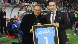 Kard. Grzegorz Ryś otrzymał okolicznościową koszulkę Cracovii, upamiętniającą św. Jana Pawła II