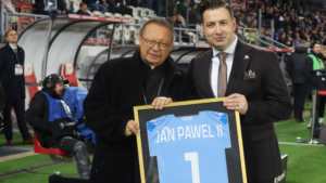 Kard. Grzegorz Ryś otrzymał okolicznościową koszulkę Cracovii, upamiętniającą św. Jana Pawła II