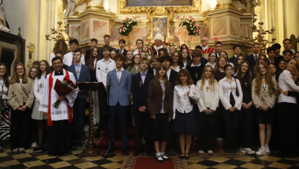 Kard. Grzegorz Ryś podczas bierzmowania w parafii św. Anny w Krakowie: Tylko wtedy wierzymy w sposób dojrzały, kiedy przeżywamy wiarę jako przestrzeń obdarowania