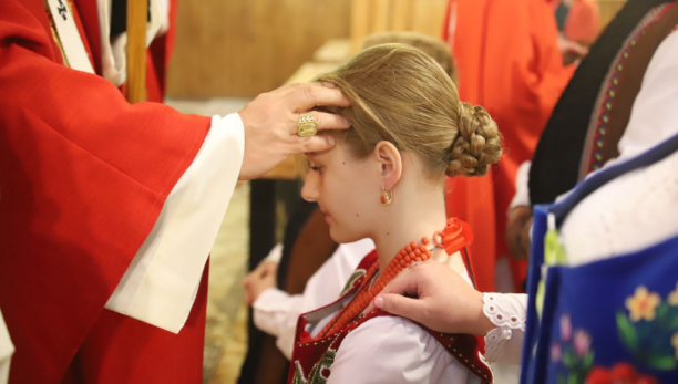 Kard. Grzegorz Ryś do bierzmowanych: Wiara polega na bliskości, relacji i przyjaźni 